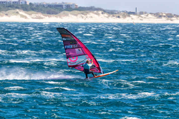 These are the conditions that Antoine loves. At 40 knots and more, he shows off his strength - with perfectly prepared equipment.