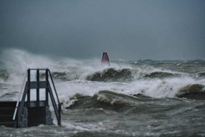 Beginners normally learn to surf in a shallow lagoon at the Baltic spot of Stein. During the storm floods in October
everything was different.