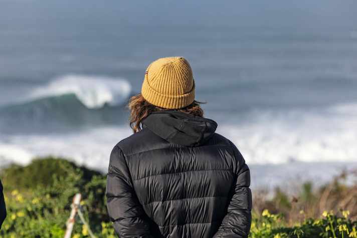 Reportage: Europas Big Waves. Thomas Traversa hält Ausschau nach den größten Brechern des Winters.
