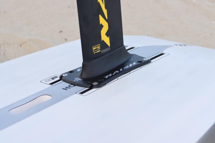 A 75 mm mast is standard with the foil set. However, longer masts are also available for a small surcharge