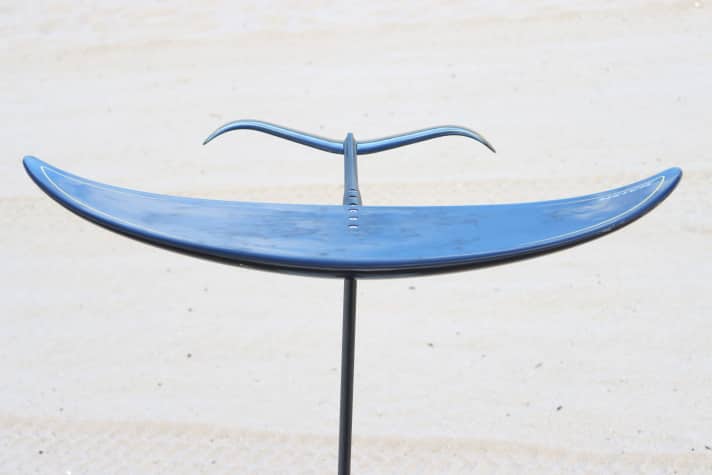 Thick profile, strongly curved rear wing - the Naish Jet 1650 Foil