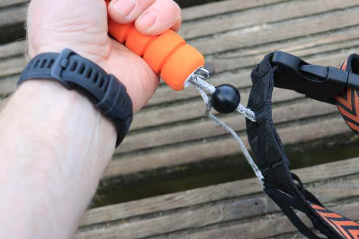 If you push the release button away from the body, the wing is released and the drift anchor is pulled out