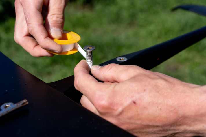 Das Teflonband sollte dünn und straff um die Schraube gewickelt werden.