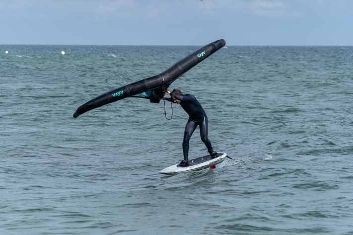 Boardnase Richtung Wellental, damit das Foil nicht das Wasser verlässt. Foto | bulgenslag.de
