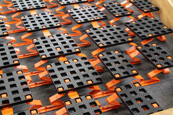 When clipped together as a mat, the Moduloflex elements can also be screwed together - practical for storage hatches