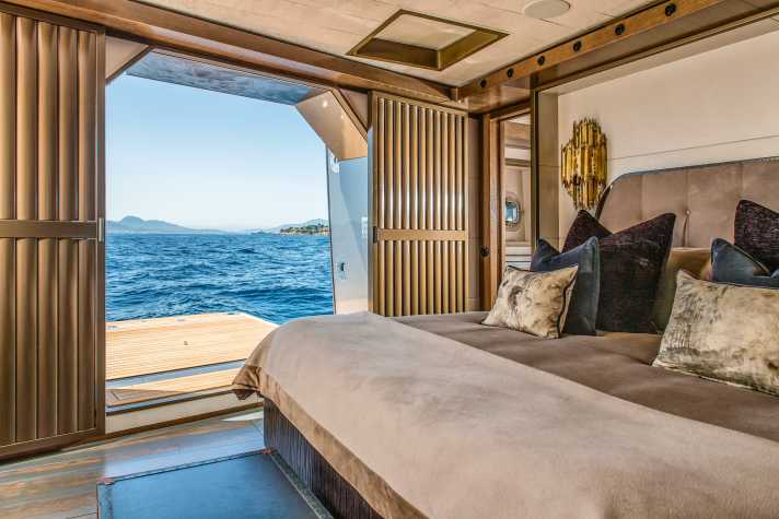 Große Klappe: Der Balkon des Eigners öffnet sich nach Steuerbord. Die komplexe Konstruktion des Luks hatte auch Einfluss auf die Gestaltung  des Rumpfes. Für eine Segelyacht dieses Formats bedeutet der Einbau eine  bemerkenswerte Leistung von Design und Werftarbeit von Baltic Yachts