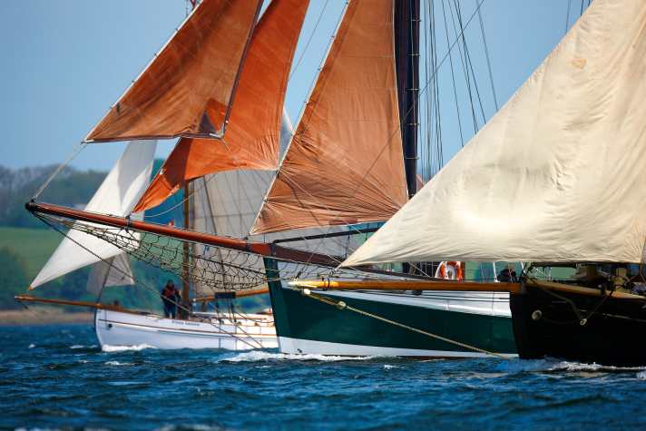 Das Rahmenprogramm mit Open Ship sowie Informationen und Fotos zu den Schiffen gibt es auf der Webseite des Museumshafen Flensburg