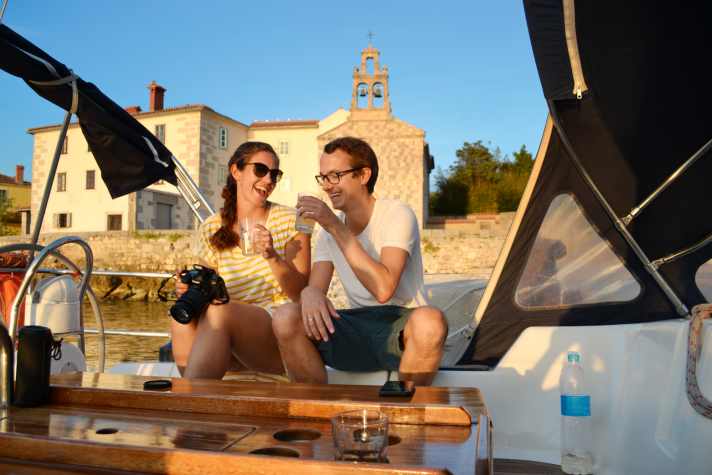 Anstoßen auf die Reise: Matthias und Luisa Werb im Cockpit ihrer Dufour 455