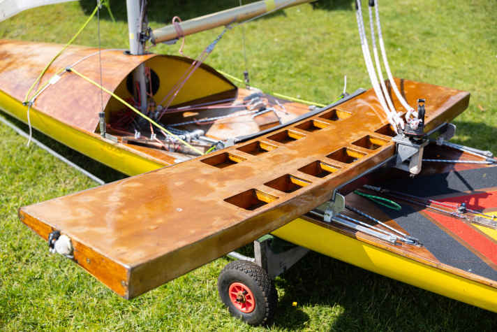 Der Reitbalken beruht auf einem simplen System und wird bei Wenden und Halsen vom Segler auf die jeweils neue Seite geschleudert. Die Technik hat sich kaum verändert und wurde auch bei klassischen ICs (Bild) bereits eingesetzt