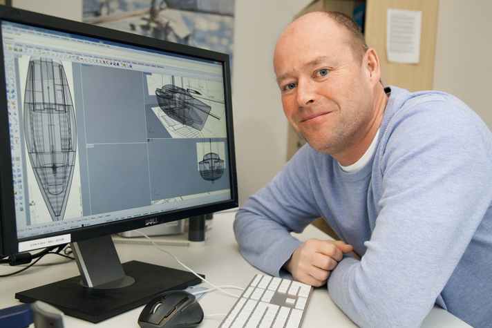 Lars Bolle ha imparato a conoscere gli sport acquatici al contrario, come canottiere. Il nativo di Warnemünde si è avvicinato alla vela solo nel 1983. Arrivò decimo nel Finn al primo campionato tedesco nel 1990 e divenne campione tedesco nel 1991. Durante la sua intervista per YACHT nel 1995, si trovò di fronte alla scelta: "Giornalista o campione olimpico?". Lars scelse la parola.