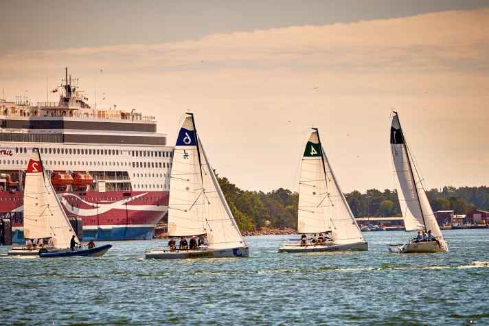 Mariehamn è un importante porto del Mar Baltico, dove ogni giorno fanno scalo fino a 30 traghetti. La città fu fondata nel 1861 dallo zar Alessandro II in onore della moglie Maria Alexandrovna, la città sulle Åland