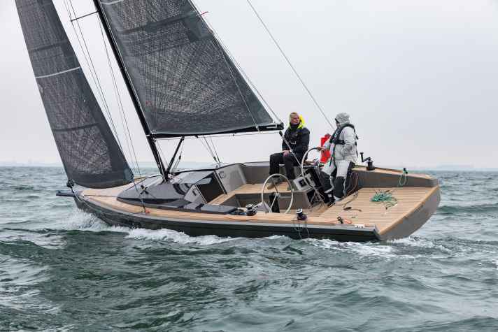 Domani S32 Lounge: lunghezza scafo 9,00 m; larghezza 2,50 m; peso 2,0 tonnellate; da 204.600 euro.