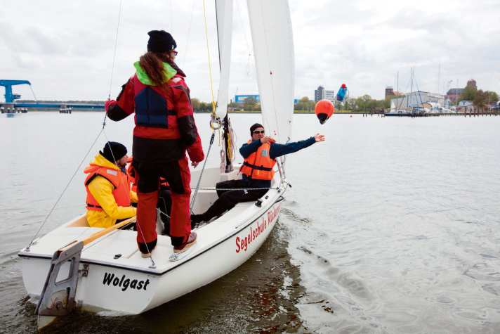 Frequentare una scuola di vela spesso porta a un rapido senso di realizzazione.