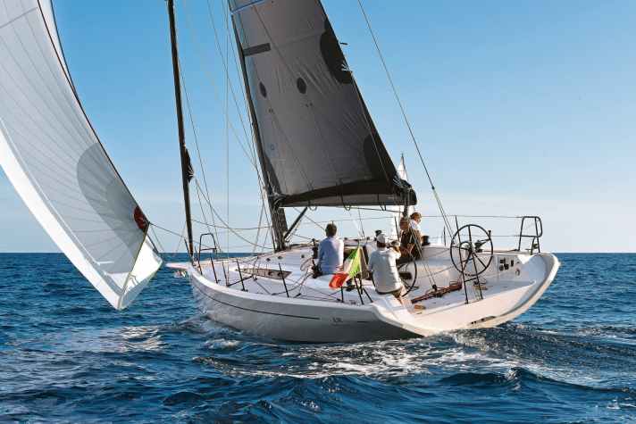 Italia 11.98: Rumpflänge 11,65 m; Breite 3,97 m; Gew. 6,67 t; ab 436.730 Euro.