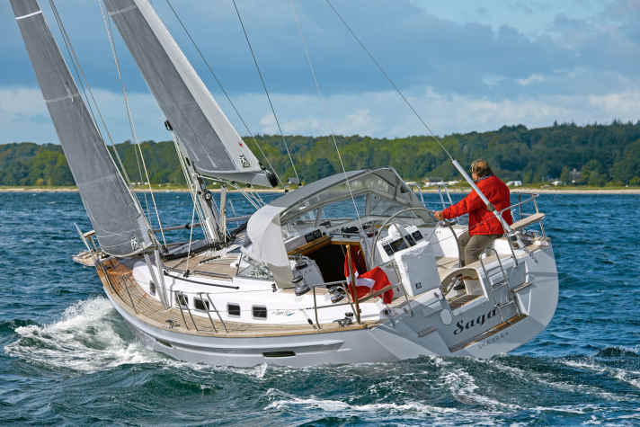 Saare 38 : longueur de la coque 11,40 m ; largeur 3,66 m ; poids 8,1 t ; à partir de 528.313 euros.