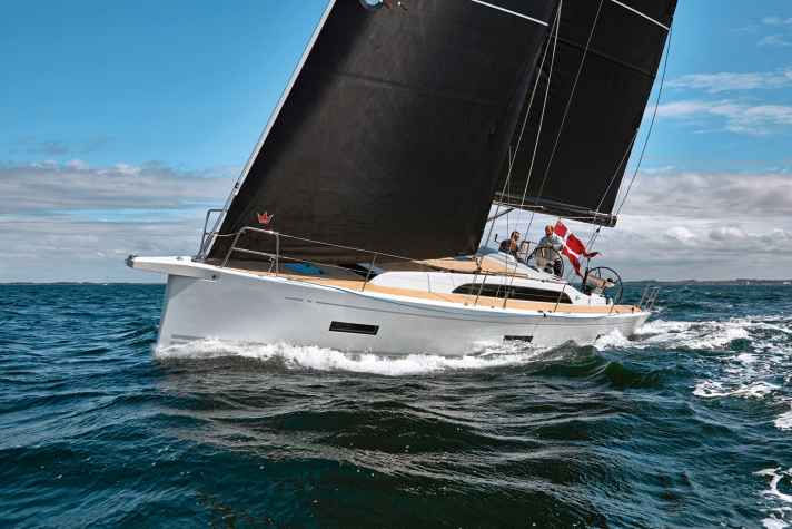 X 4.0 hull length 11.50 m; width 3.81 m; weight 8.1 tonnes; from 411,530 euros.