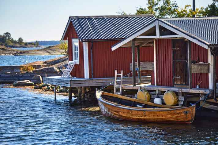 Vecchia barca di legno nel villaggio di pescatori di Huvudet