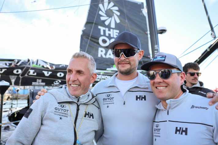 Abschiedsbild kurz vor dem Start: “Guyot”-Co-Skipper und Steuermann Robert Stanjek, Crew-Mitglied Phillip Kasüske und Teammanager Jens Kuphal in Alicante
