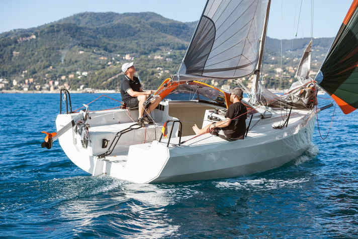 Costr. Judel/Vrolijk & Co; lunghezza scafo 7,55 m; baglio 2,75 m; pescaggio/alternativa 1,60/1,80 m; peso 1,35 tonnellate.