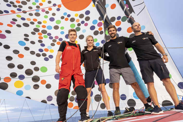 Die Crew der “Malizia – Seaexplorer” vor dem neuen Spi (v.r.n.l.): Nicolas Lunven, Boris Herrmann, Rosalin Kuiper und Will Harris
