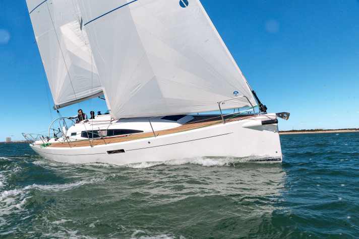 Hull length: 10.99 m; width: 3.60 m; draught/alternative: 2.10/1.75 m; weight 5.1 tonnes.
