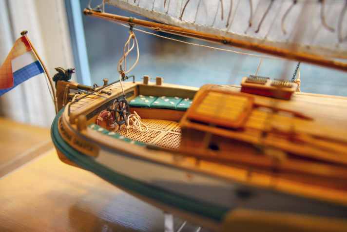 The result of a passion for model sailing ships: The royal yacht "De Groene Draeck" in a glass cabinet in Ingelore Achenbach's living room