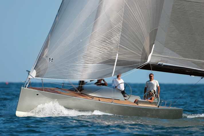 Hull length: 11.66 m; width: 2.75 m; draught: 2.25 m; weight: 4.3 tonnes.