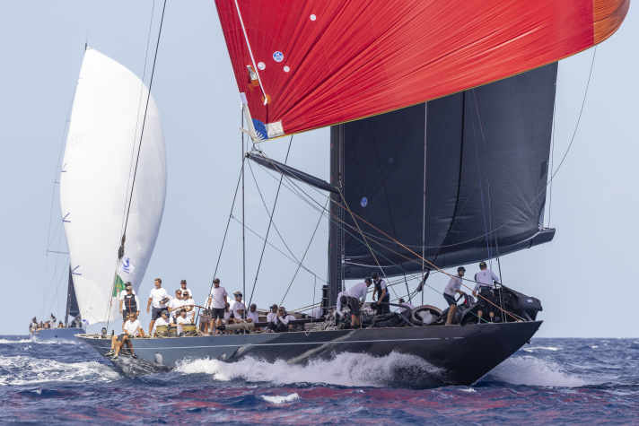 Schwedische Schönheit: Die J-Class-Yacht “Svea” zog im Traumrevier vor Sardinien nicht nur die Blicke auf sich wie auch die anderen J-Schwestern, sondern siegte mit imposanter Bilanz