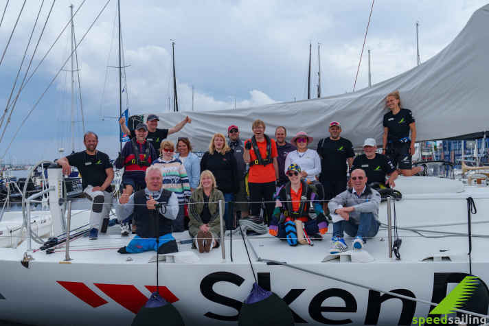 Glücklich und um positive Erfahrungen reicher macht die Crew nach dem Segeln im Rostocker Stadthafen fest.
