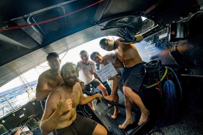 Guyot Environnement - Team Europe è stata la prima squadra ad attraversare l'equatore nella seconda tappa del 31 gennaio. Contemporaneamente, l'equipaggio ha festeggiato il battesimo equatoriale dello skipper Robert Stanjek, di Phillip Kasüske e del reporter di bordo Charles Drapeau.