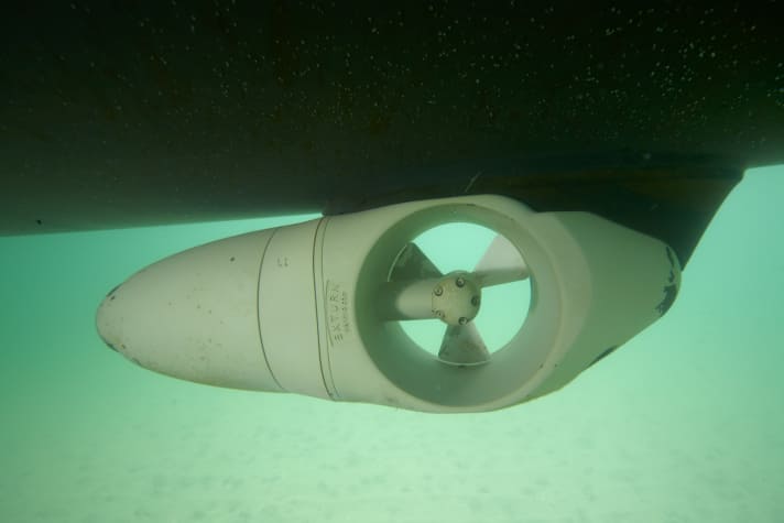 DEU;DE;GERMANY;DEUTSCHLAND;ALLEMAGNE, Schleswig-Holstein, Heiligenhafen, mer Baltique. Propulseur d'étrave conventionnel de VETUS avec tunnel traversant la coque et propulseur d'étrave boulonné sous la coque.
Bateaux d'essai : HANSE 341 et HANSE 342. [ (c) Klaus Andrews, Pferdeweide 1, D-22589 Hamburg, Germany, Tel. +49-40-88 30 50 44, Mobil 0171 / 413 31 20, www.KlausAndrews.com, mail@KlausAndrews.com, Konto-Nr. 1268491444, BLZ 200 505 50, HASPA. IBAN : DE59 2005 0550 1268 4914 44 BIC HASPDEHHXX, www.freelens.com/clearing, Toute utilisation uniquement contre rémunération, mention de l'auteur et justificatif ; En cas d'utilisation de la photo à des fins autres que journalistiques, veuillez contacter le photographe. No modelrelease ! ][#0,121#]