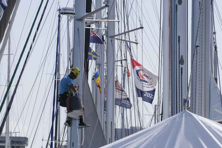 On many boats, preparations last until the last minute. In addition to old hands and experienced ocean sailors, more and more newcomers to sailing are embarking on blue water adventures, inspired by YouTube channels about long-distance sailing, who quickly decide to buy a boat and set sail