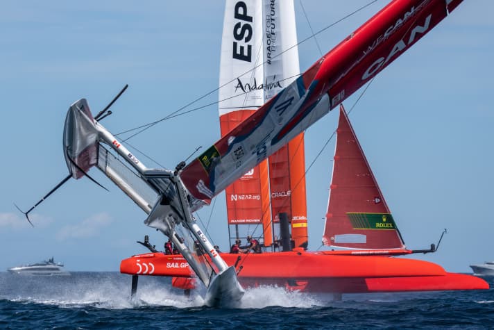 Canada's SailGP team with helmsman Phil Robertson only almost capsizes, while the Spaniards around Jordi Xammar race past. The dramatic scene took place on the windy first day of the two-day summit at the French SailGP in Saint-Tropez