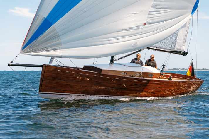 Reminiscent of pilot cutters: straight stem, bowsprit on deck, two-coloured superstructure