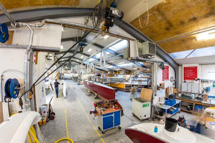 Quorning costruisce circa 40 barche all'anno. I tempi di consegna sono di circa un anno e mezzo. Il cantiere offre una barca a noleggio per il periodo di attesa e per familiarizzare.