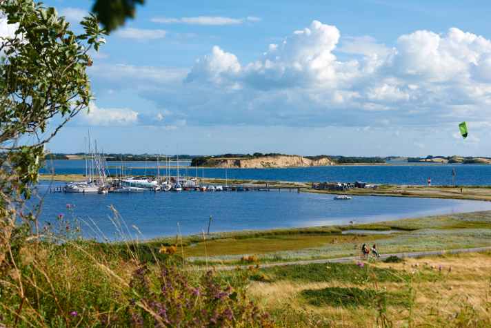 Summer at the north-east end of Funen. The bay of Korshavn is well frequented. The walk to Fyns Hoved on the Hindsholm peninsula is more spectacular