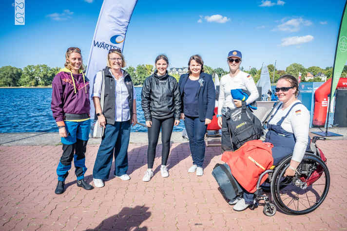 DSV-Präsidentin Mona Küppers (2. v. r.) gratulierte den erfolgreichen Akteurinnen der Inklusions-WM