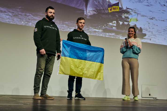 Anastasiya Winkel, l'as de l'Opti Sviatoslav Madonich et l'entraîneur ukrainien d'Opti Pavlo Dontsov, tous trois honorés | Maximilian Schwar/Delius Klasing