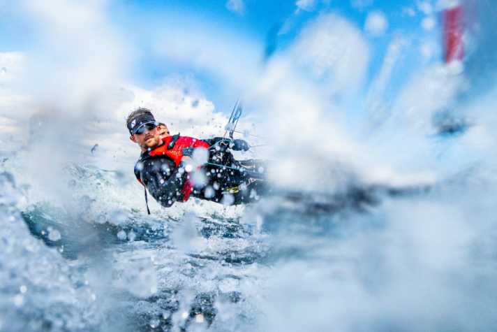 Diese racige Szene hat Christian Beeck bei den International 14 Worlds vor Kiel eingefangen. Wer hat hier wen im Visier, während die Segler im Trapez alles geben?