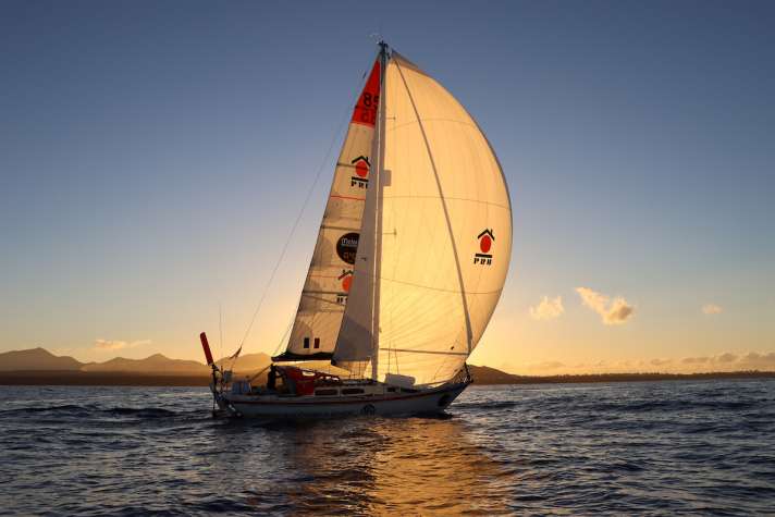 Tout faire sortir : par vent faible, les grands gennakers se lèvent sur les yachts, ici le "PRB" de Damien Guillou.