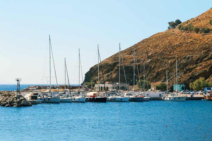 Astypalea: Im Haupthafen hat nur etwa ein Dutzend Yachten vor Buganker Platz, deshalb früh einlaufen. Guter Schutz vor Meltemi. Das Fort oben kann besichtigt werden. Das hübsche Zentrum liegt bei den Windmühlen. Den mit Abstand schönsten Ankerplatz hier fanden wir in Agrilidi im Osten!