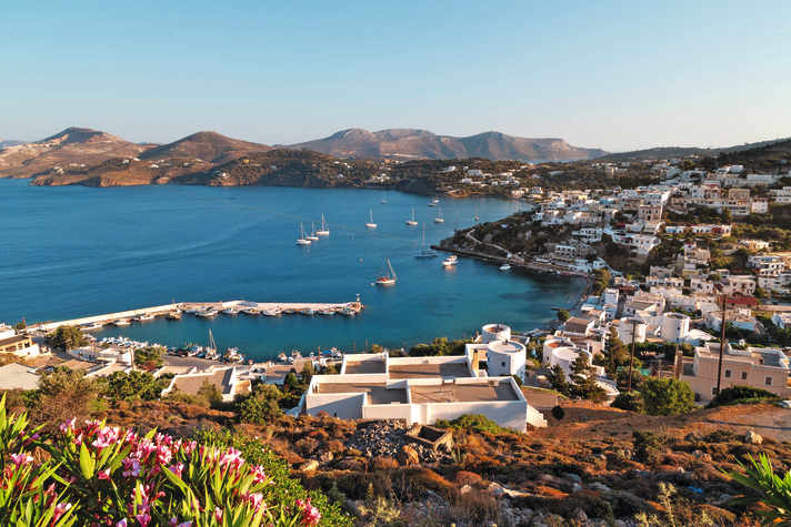 Leros, Panteli : Agia Marina est le plus bel endroit de l'île, mais il n'y a que des mouillages qui sont sur le legerwall à Meltemi. Il est donc préférable de se rendre au champ de bouées du village de pêcheurs de Panteli (2 euros par mètre de bateau). En taxi ou en mobylette, il n'y a qu'un kilomètre et demi à parcourir à travers la montagne pour arriver à Agia Marina et prendre un sundowner au "Harris Bar" !