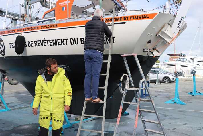 Damien Guillou bei der Reparatur seiner Selbststeueranlage