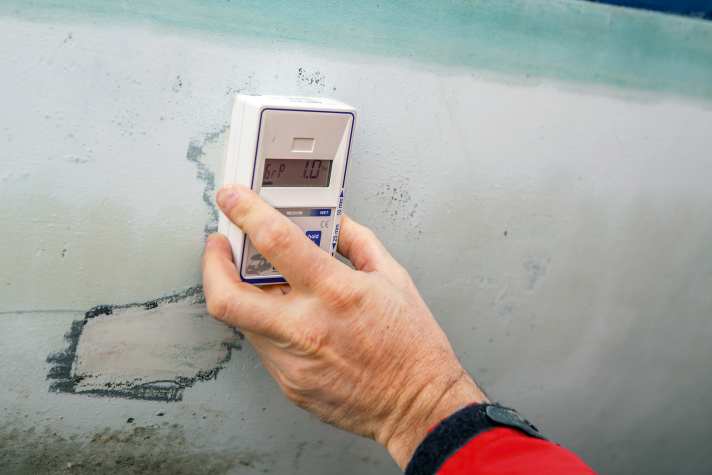 Moisture in the hull laminate can be detected with the help of an appropriate measuring device