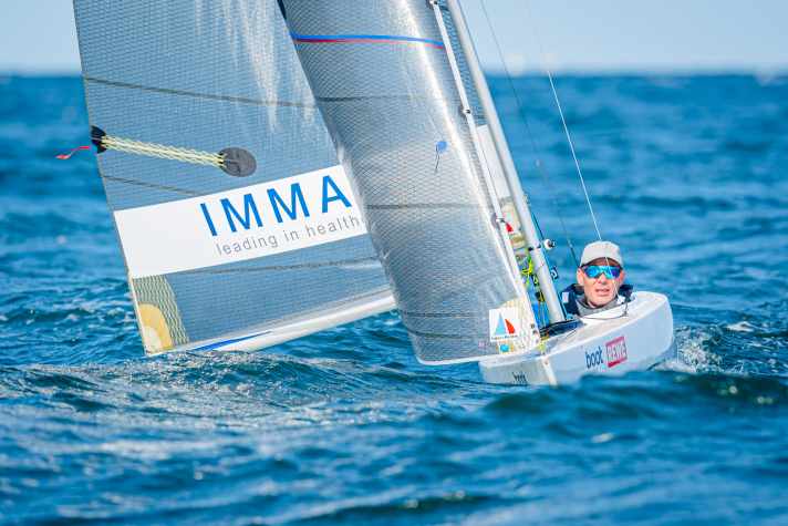 2.4-mR-Dominator und Paralympics-Sieger Heiko Kröger bei der Kieler Woche