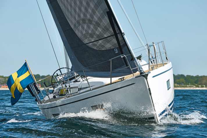 Neustadt, 5.2022
YACHT-Test Linjett-39, Segelyacht des Herstellers: Rosättra Båtvarv AB. Moderner Cruiser in hochwertiger Bauqualität. 
S egelfotos unter Grosssegel und Genua vor Neustadt.
Rosättra Båtvarv AB, gegründet 1886, ist Schwedens älteste Bootswerft. 
Die Linjett-39 entstand in Zusammenarbeit von Senior-Werftchef Mats Gustafsson, seinem Sohn Daniel Gustafsson und Yacht-Designer Oscar Södergren.
Bei der LINJETT-39 wurde erstmals in der Geschichte der Werft die digitale Konstruktion CAD angewandt. Spezialist dafür ist Oscar Södergren, der Sohn von Håkan Södergren. 
Ausgangspunkt der Konstruktion war auch diesmal ein Holzmodell. Der Traditionalist Mats Gustafsson baute zunächst einen Modellrumpf, optimierte diesen und sägte das Modell anschließend in Querschiffssektionen. 

 [ (c) Klaus Andrews, Carlshöhe 21, D-24340 Eckernförde, Germany, Tel. Mobil +49 (0)171 - 413 31 20, www.KlausAndrews.com, mail@KlausAndrews.com, Konto IBAN DE18 2105 0170 1003 4556 21 bei FoerdeSparkasse, Kiel, BIC NOLADE21KIE, Jegliche Verwendung nur gegen Honorar, Urhebervermerk und Beleg. Vor der Verwendung des Fotos bitte in jedem Fall Ruecksprache mit dem Fotografen halten. No modelrelease! ]

