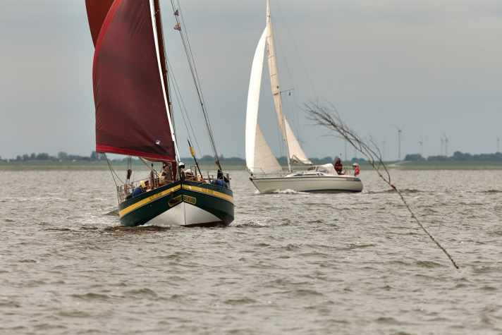   Fahren auf Sicht: Im Winter haben sich in den Boddengewässern und im Wattenmeer Sandbänke verlagert. Pricken, Tonnen und das Echolot weisen den Weg