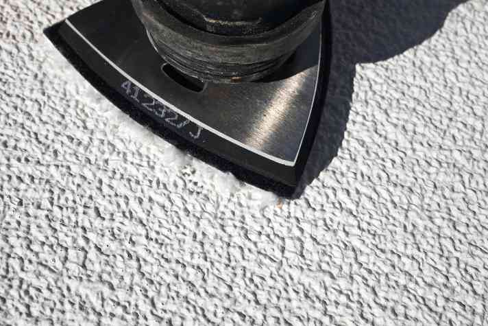 Non utilizzare mai un'idropulitrice per pulire i pavimenti antiscivolo. Possono essere utili i panni speciali per levigatrici oscillanti, altrimenti strofinate.