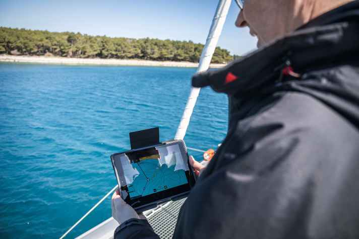   Cartes marines sur iPad ou téléphone portable : de plus en plus de marins naviguent en numérique