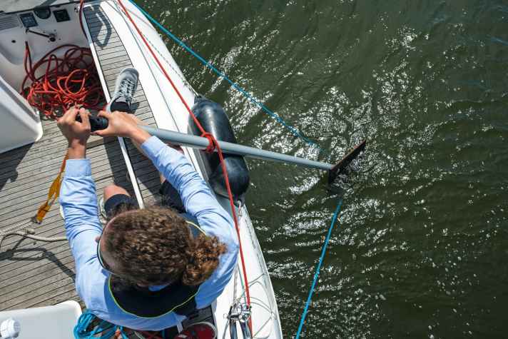 Steering the yacht with an emergency rudder can be difficult